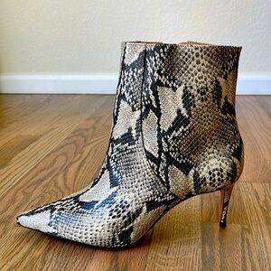 Beautiful Schutz ankle boots